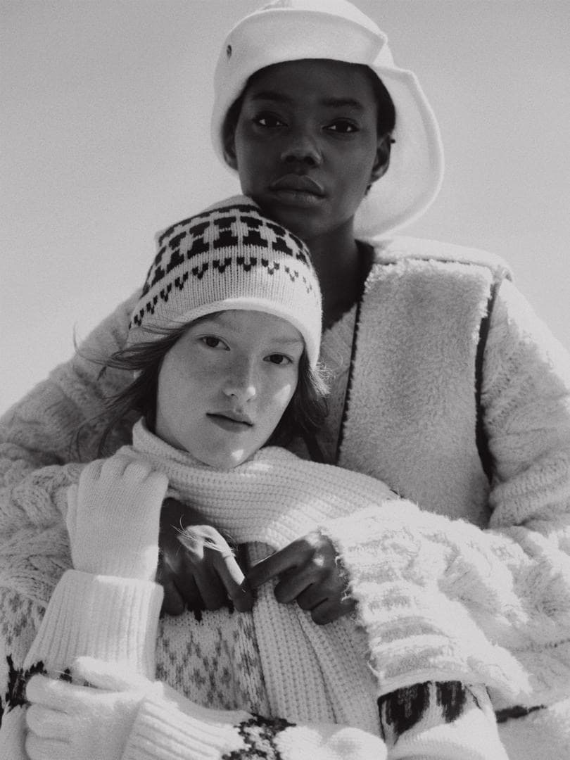 Oshidele — black and white